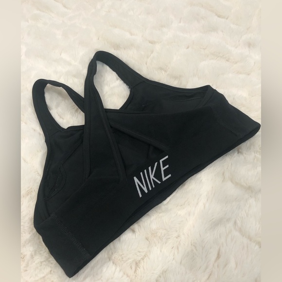 Nike Small breathable black front keyhole crisscross sports bra with mesh detail - Picture 3 of 6